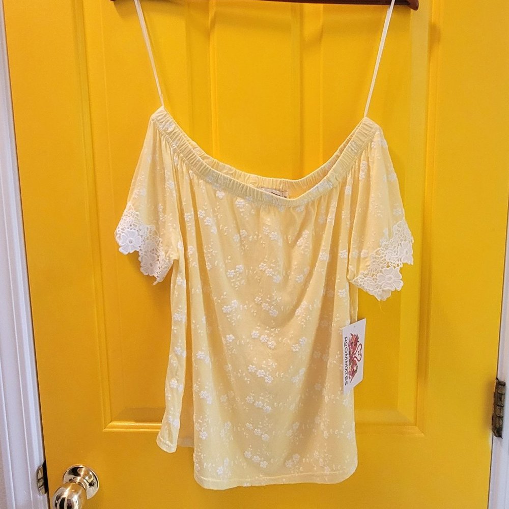 Roommates Yellow White Flower Top NWT